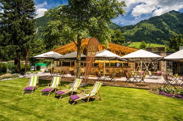 Because of the old edifice that is decorated with pictures of the historical town of Bad Hofgastein, the guests can enjoy a relaxing and