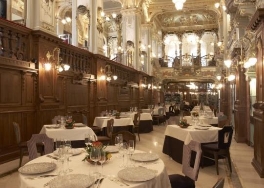 Also the group and conference participants can take advantage of this exclusive space during lunch and dinner. The Marble Salon boasts numerous famous historical figures and musicians in its history.