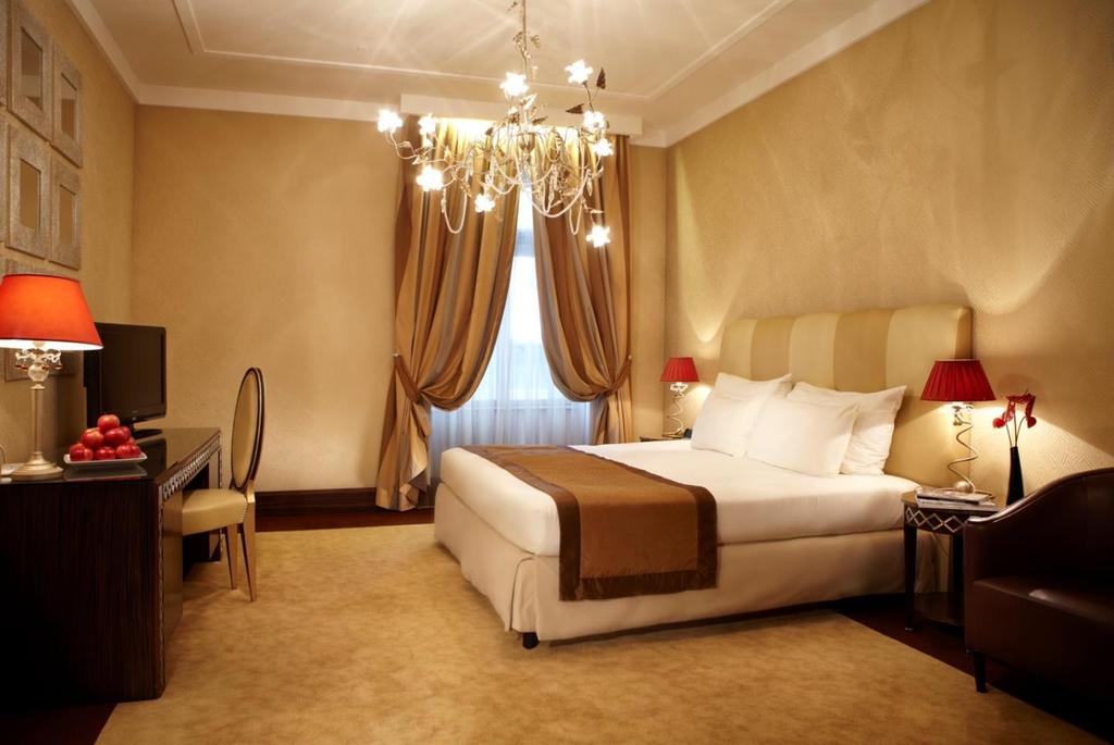 Classic rooms 64 rooms, 25-35 m 2, including 20 twin rooms Our magnificent, above average in size rooms are furnished in contemporary style with Italian design