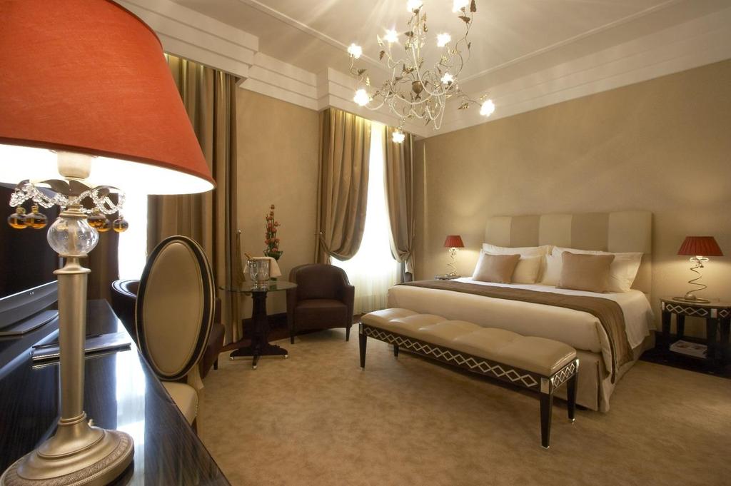 Superior rooms 45 rooms, 40 m2, including 25 twin rooms The bright Superior rooms decorated with silk wallpaper, equipped with Italian furniture await