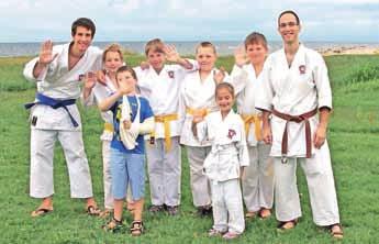 Šport Odprta vrata karateistov September ni prinesel zgolj novega šolskega leta, pač pa tudi težko pričakovan začetek treningov karateja v Karate klubu Cerklje.
