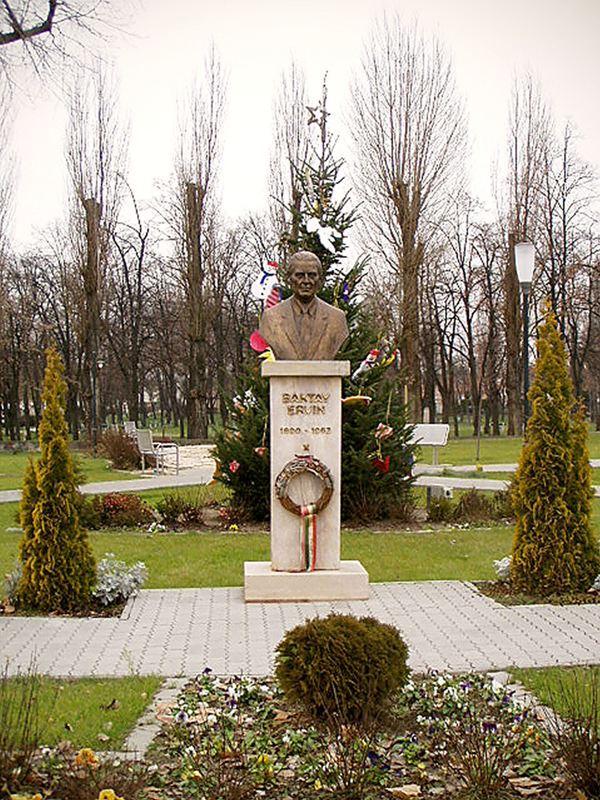 The place we really love in Dunaharaszti is Baktay square. A memorial bust of the famous orientalist can be found on the square. We visit this place of tranquillity almost every day after school.