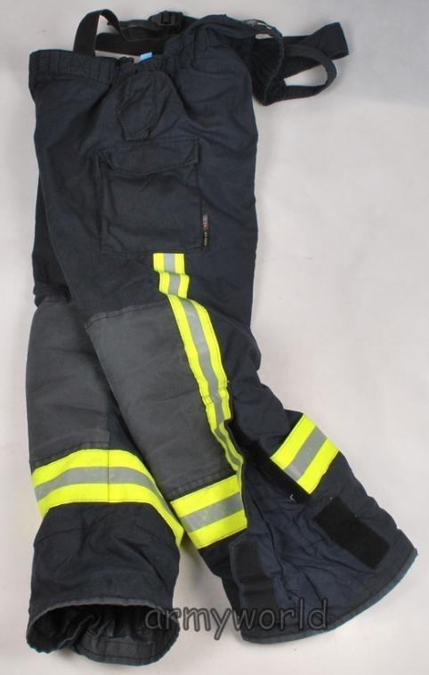 Slika 20 Zaštitne hlače [29] Područje koljena na hlačama se mora dodatno zaštiti jer se prilikom kretanja kroz vatrom zahvaćenim područjima često mora puzati.