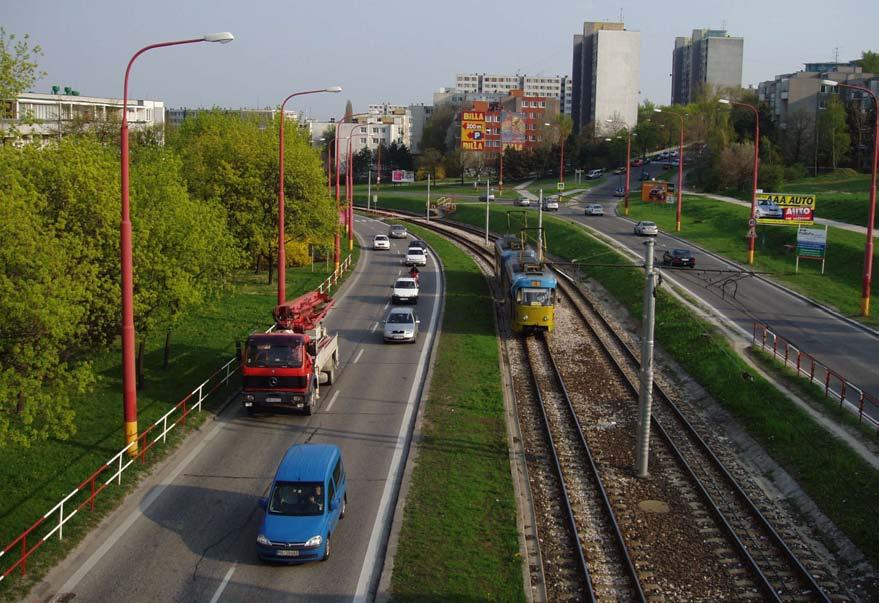 Karloveská ulica predstavuje dôležitý dopravný koridor v meste s veľmi intenzívnou dopravou.