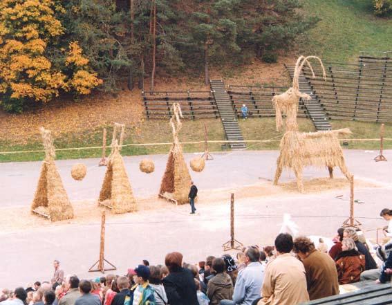 1999 metais įvyksta Lygiadienio ugnies žaidimai Kalnų parke prie estrados.