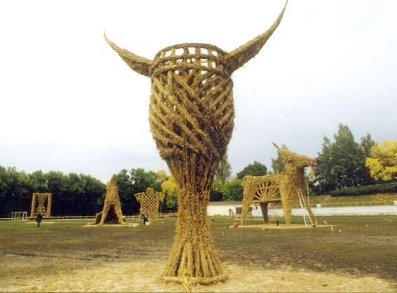 2001 metų RUDENS LYGĖS renginyje sukurtos 6 skulptūros, iš jų žyminčios laiko tėkmę: Algio Garbačiausko