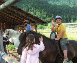 organizirali izlet v Trento in obisk Kekčeve dežele ter jahalna šola islandskih konjev iz Kranjske Gore. jezikovna šola, Barbara IP d.o.o. DEJAVNOSTI PROGRAMA A IN B: namestitev v počitniški
