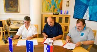 SIJ 4 2015 55 àànaši SODELAVCI Acroni ima novo Podjetniško kolektivno pogodbo Blaž Jasnič, direktor Acronija, Acroni Katja Urh, pravna svetovalka 1, Acroni foto: Nataša Karo, Acroni 24.