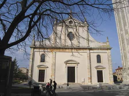 Pietro in Castello koju je projektirao Andrea Palladio. Trobrodna je to bazilika pravokutna tlocrta s polukružnom apsidom, prezbiterijem, transeptom i korom.