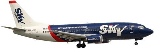 ku kontrolným kabínkam. Zahraniční odborníci vyjadrili vysoké uznanie za úroveň pripravenosti letiska na vstup do schengenského priestoru. Obr. 1 Lietadlo Boeing 737-300 spoločnosti SkyEurope.
