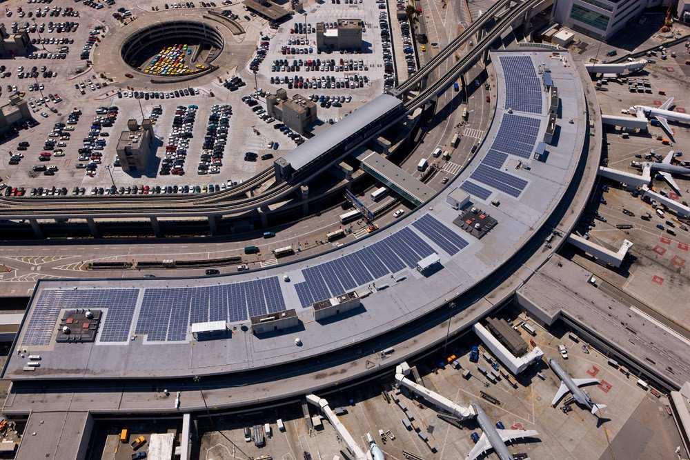 Obrázok 9: Solárne články na streche terminálu na letisku San Francisco internation airport s