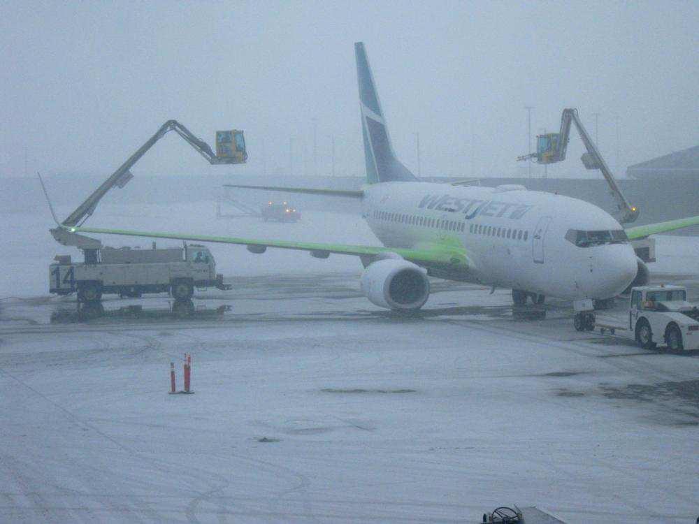 Obrázok 20: Protinámrazové ošetrenie lietadla na letisku Calgary [34] K týmto podmienkam je pridaná podmienka na počet únikov niektorej z prevádzkových kvapalín.