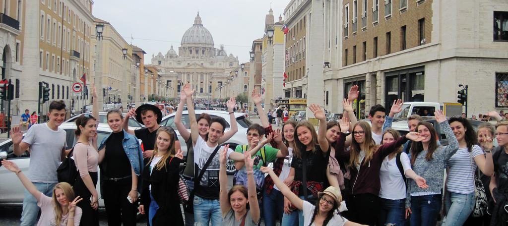 Zo zahraničia 19 18 Zo zahraničia reminiscencie z Talianska D ruhý týždeň májový sme sa my, študenti z 1.A,1.CA a 1.DA zúčastnili literárnej exkurzie v Taliansku. Neapol Capri Pompeje Vatikán Rím.