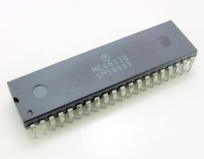 2.1.1 Mikroprocesor MOTOROLA MC 6803 Motorola MC 6803 je mikrokrmilnik, znan predvsem po svoji preprosti naravi programiranja, kot tudi po ceni.