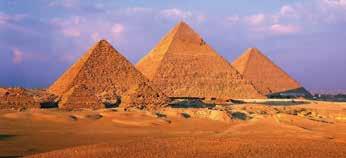 V pozadí sa týči mohutná pyramída, strážia ju postavy faraónov, ktorí po tisícročia vládli bohatej ríši.