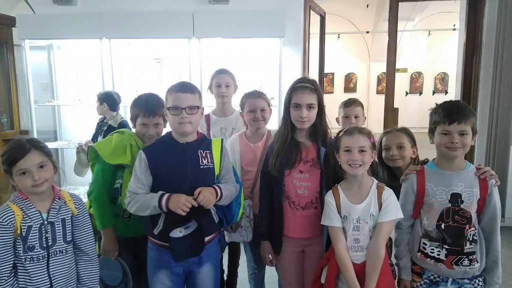 5.2017 sme sa spolu s našou pani učiteľkou vybrali na výlet do Hvezdárne a planetária v Prešove. Na výlet s nami išli aj žiaci zo Žalobína. Ráno o 7:45 hod. prišiel ku škole autobus.