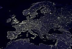 4 T H E E U R O P E A N U N BASHKIMI I O N EVROPIAN X P L AI SQARUAR I N E D Importuesi më i madh botëror Evropa varet në aspektin energjetik nga e gjithë bota.