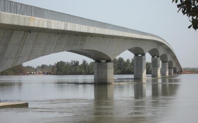 with a total length of 730m Zambeze River Bridge (Mozambique) 2009 33