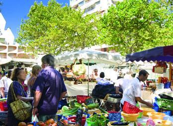 Every Thursday: 8:00-13:00, on the place du 1 er octobre, discover this traditional market.