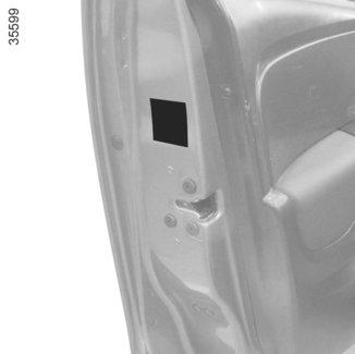 TLAK NAPUHAVANJA GUMA (1/2) A Vozilo opremljeno zvučnim upozoriteljem za smanjenje tlaka u gumama U slučaju premalo napuhane gume (probušena, premalo napuhana guma.
