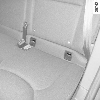 Stražnja sjedala Pojas 2 mora proći između naslona i stražnje police. Za to skinite stražnju policu (pogledajte članak u 3.