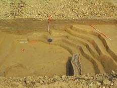 mjesto odvijanja kulta. U ovu stratigrafsku jedinicu ukopan je kasnosrednjovjekovni objekt SJ 220 koji se okvirno može datirati od 15. do 17. st. Nakon iskopavanja lokalitet je zatrpan.