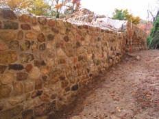 Zidanjem se oponašao način izvorne gradnje burga. Na sjeveroistočnome uglu rekonstrukcijom je predstavljena gotička faza popravka romaničkoga burga.