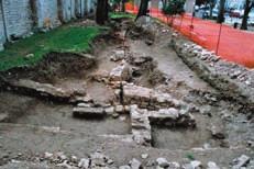 Istarska županija, HAG 2/2005 analize organskog (kost, drvo) i anorganskog (keramika, kamen, mulj) materijala iz iskopa, koji su pokazali da je zid temeljen na rasteru hrastovih šipova, na gotovo 5 m