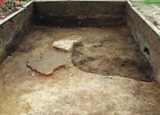 i gđa Tadijanović donijeli su brojne ulomke keramike kostolačke i vučedolske kulture te su izvijestili da u dvorištu obiteljske kuće (Ulica M. Gupca 66, Bogdanovci) kopaju za bazen veličine 7x4 m.