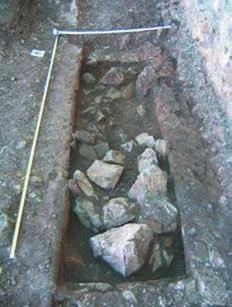 Primorsko-goranska županija, HAG 2/2005 živac. Pri dnu groba uočen je ožbukan podest (pernica) groba, širine 9 cm koji teče uokolo cijele unutrašnjosti grobnice.