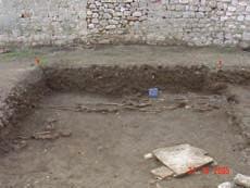 The wall flanks a Roman house (domus) from the northern side. The cultural layer was investigated on a depth from 55 cm to 160 cm.