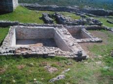 Burnum. Ta je građevina ubicirana na zapadnoj strani rimskoga vojnog logora. Arheološka istraživanja započela su u jesen 2003. godine i kontinuirano se nastavljaju tijekom 2004. i 2005. godine. Tijekom 2005.