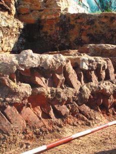 Ispod recentne šute slijedio je rimski sloj tamnosmeđe masne zemlje ispunjene rimskom građevinskom šutom (10YR 3/2 very dark grayish brown, prema Munsellu).