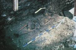 Narona, kasnoantički grob zili su se uza zapadni zid Prostorije B. Gornji dio prvoga groba (G-1) bio je uništen, sam je kostur osrednje očuvan do visine koljena.