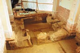 Crkva Marije Magdalene, istražena površina (foto: T. Pleše) je iskop bio određen zapadnim zidom trobrodne kripte zidane opekom.