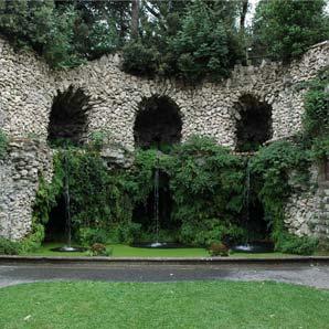 26 Slika 10 (levo): Villa Lante: Grotto, iz katerega izvira prvobitni element, ki se skozi različne