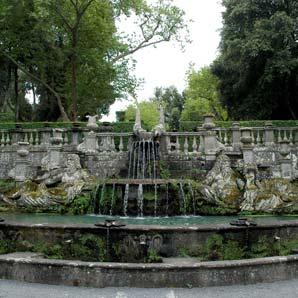(fotografija: Miha Košir) Slika 12 (desno): Villa Lante: Fontana velikanov in bogov, predstavlja