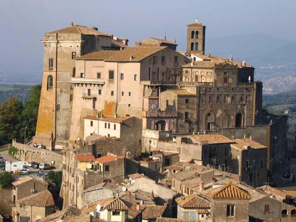30 Slika 19: Mesto Bomarzo in palača Bomarzo (Cultura..., 2007) 4.2 VICINO ORSINI Družina Orsini je bila ena izmed spoštovanih družin v srednjeveški Italiji in renesančnem Rimu.