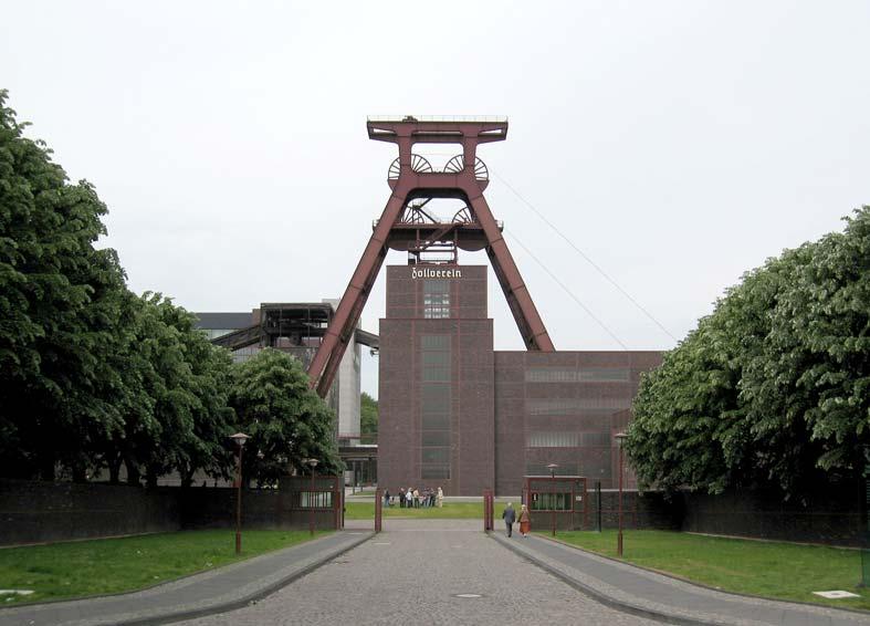 53 5.3.2 Rudnik Zollverein, Essen Dokler leta 1986 rudnika niso zaprli, je veljal za enega najbolj modernih in najlepših rudnikov na svetu.