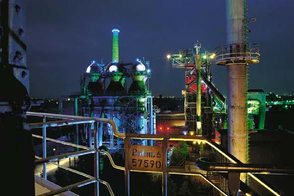 Park nima vstopnine in je odprt 24 ur na dan (Landschaft..., 2007). Slika 49: Park Duisburg-Nord: nočni pogled na industrijski kompleks (fotografija: Miha Košir) 5.