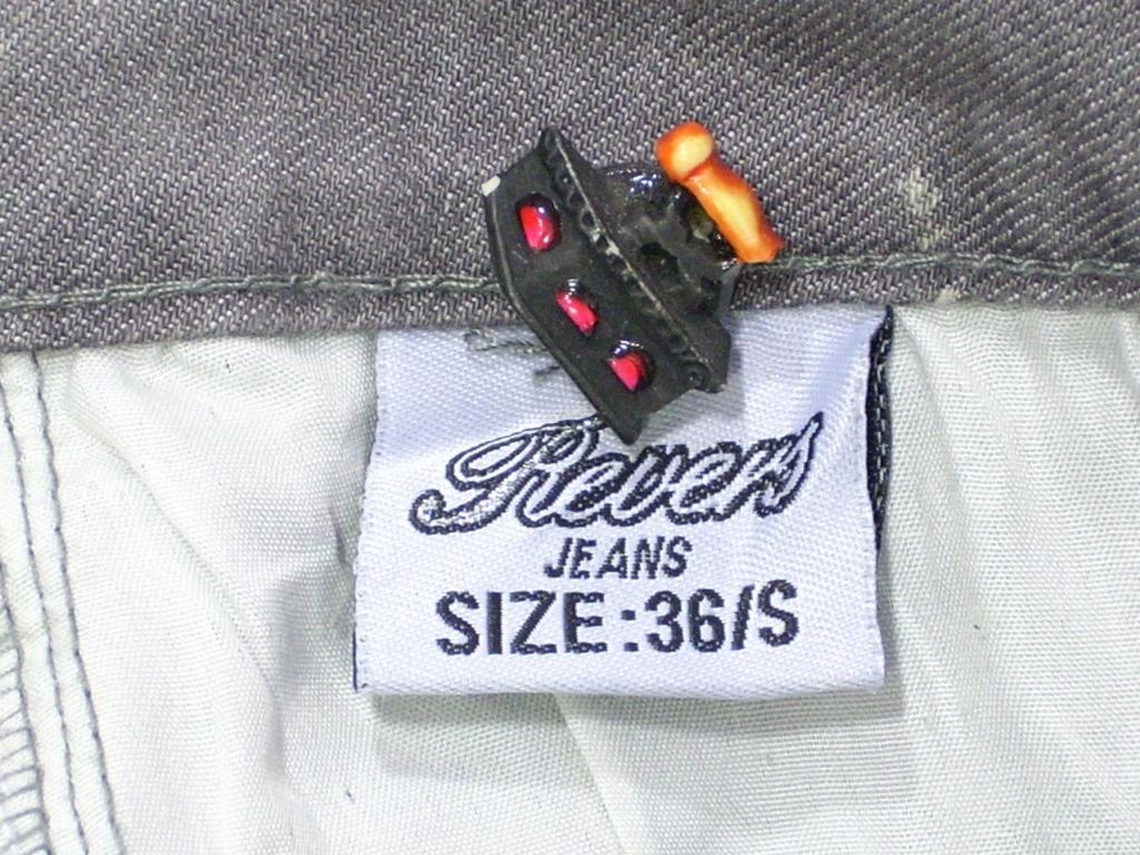 Slika 31: Črkovno označevanje velikostne številke jeans hlač Na sliki 32 je velikostna številka slabo označena.