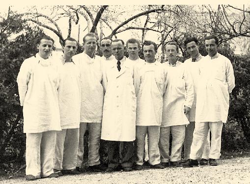 iz zgodovine medicine Prof. Pavel Lunaček (v sredini) z medicinci na vrtu Porodnišnice v Ljubljani dne 16. marca 1952. ki si jih je zadal.