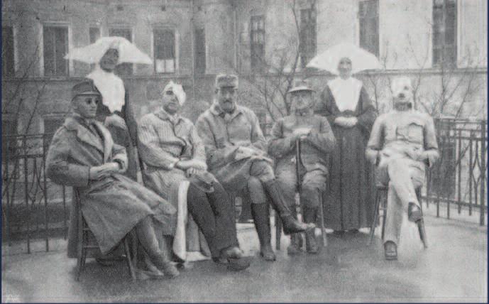 predstavljamo vam Vir: Arhiv Očesne klinike Ljubljana Pacienti s sestrama usmiljenkama na terasi očesnega oddelka leta 1915 dvajsetega stoletja nekoliko razlikovalo od današnjega.