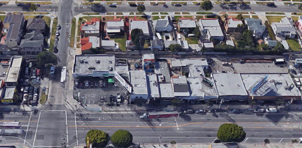 PROPERTY OVERVIEW PROPERTY ATTRIBUTES Located on rapidly developing Crenshaw Boulevard
