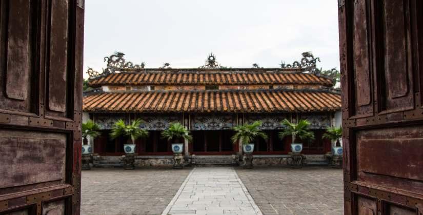 HUE CITY TOUR THAM QUAN THÀNH PHỐ HUẾ HUẾ The former capital of the Nguyen Dynasty, Hue (pronounced 'Hway') is a treasure trove of ancient architecture, with royal palaces, ornate pagodas and
