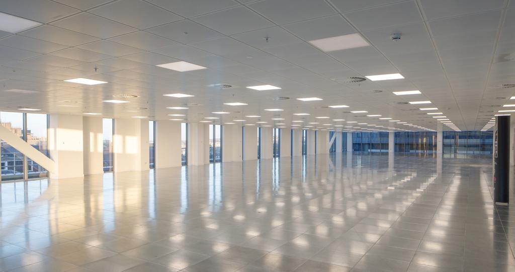 7M clear floor to ceilig height i offices with full metal raised access floorig Eergy efficiet escalators ad a DDA lift from the foyer to mai receptio Perforated metal tile suspeded ceilig Led eergy