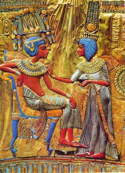 izgradili, svećenicima je vraćena njihova moć, a Amon je ponovo bio vrhunsko božanstvo. 14 Tutankamonovu grobnicu i njegovo blago otkrio je 1922.g arheolog Howard Carter.