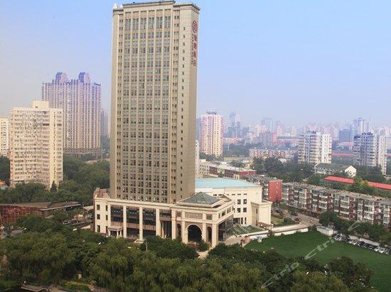 3. Radisson BLU Hotel Opened : 1993 Number of rooms : 360 Redecorated :2008 The Radisson BLU Hotel ( huangjia dajiudian) is located in the northeast of the city, right next to the China International