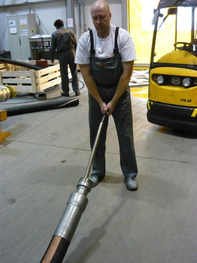 dangerous mode of handling, moving of hose with metal lever