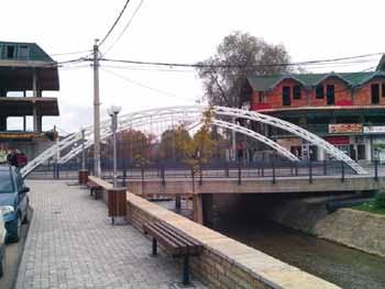 PIK-u synonte të zgjeroj dhe rinovoj urën si dhe të përmirësojë brigjet e lumit në të dyja anët e urës.